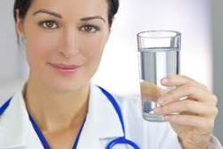 врач и стакан воды