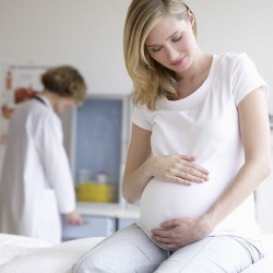 Беременная женщина сдает анализ ПЦР