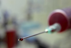 шприц с анализом крови
